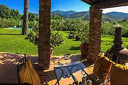 	Sitzplatz auf der Terrasse mit Blick zum Pool und Monte Pisani