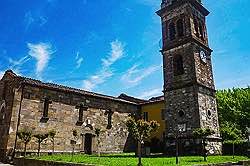 	die alte romanische Kirche im Ort San Leonardo in Treponzio
