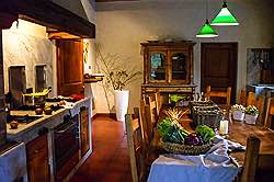 	Küche der Villa beim Kochen