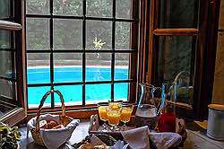 	Fenster zum Pool neben der Marmorspüle in der Küche