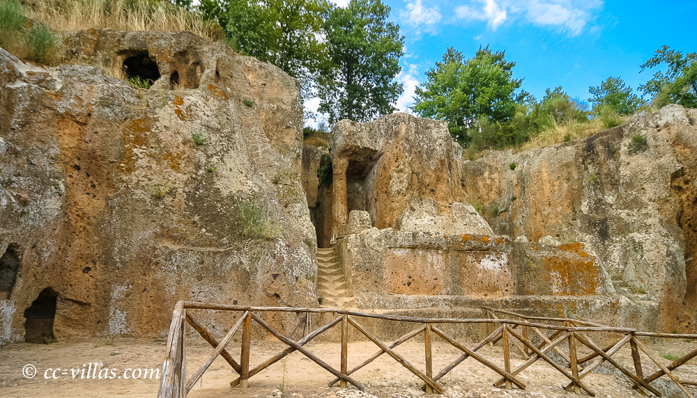 Sovana - Tuffstein Nekropole in der südlichen Maremma mit dem Grabmal Hildebrando