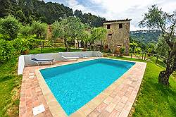 	 Ferienhaus Toskana mit Pool eingezäunt