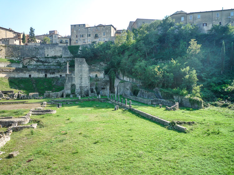 Der archeologische Park und das römische Theater